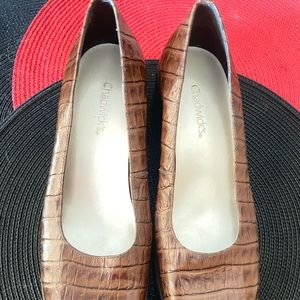 Chadwick’s Faux Alligator Skin Pumps in Brown w Stacked Heels - 8 in exc cond!